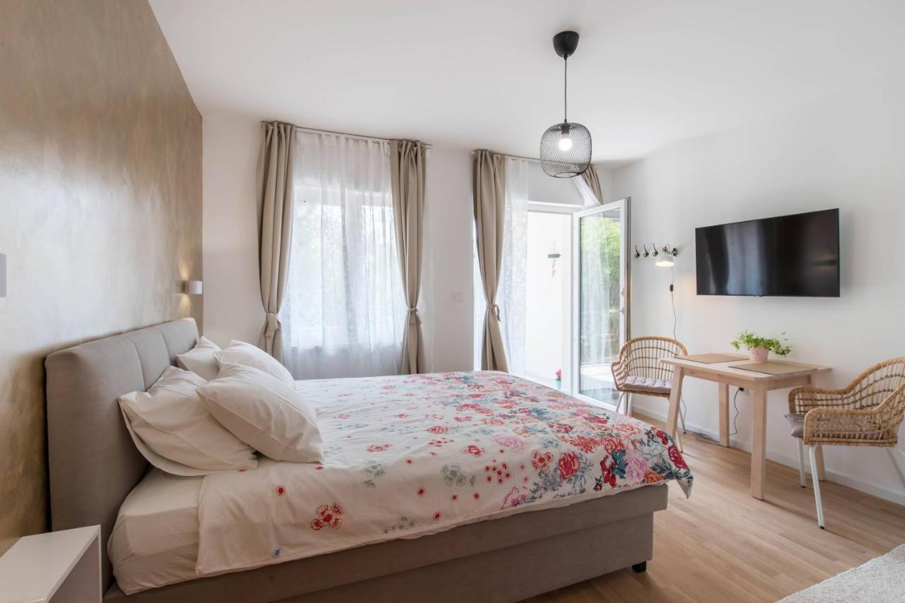 Sweet Apartment Ровин Екстериор снимка